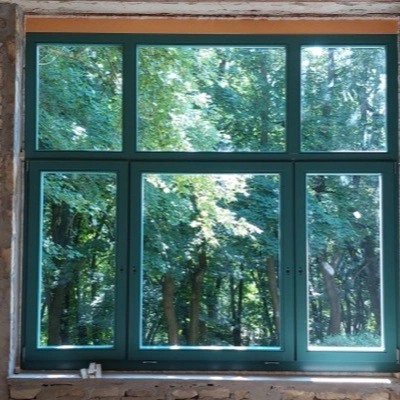 Vadászházba beépített kültéri nyílászárók zöld színben